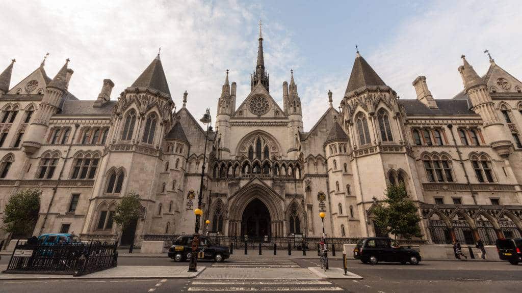 Prospetto principale degli edifici della Royal Courts of Justice chiamata a decidere sul caso di Tafida