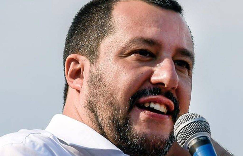 Matteo Salvini ha accusato il nuovo governo di essere troppo morbido sui migranti e di aiutare gli scafisti