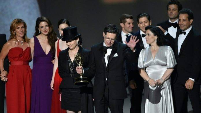 I membri del cast della serie "La fantastica signora Maisel" ritirano i premi agli Emmy.