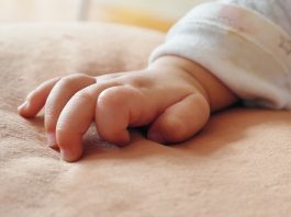 Neonato trovato senza vita in una scarpata