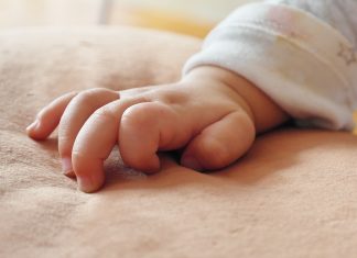 Neonato trovato senza vita in una scarpata