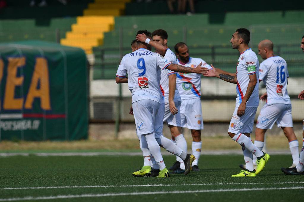 Avellino-Catania. Il super acquisto di Lo Monaco Di Piazza festeggia l'1-2 con i compagni. Photo credit: LaPresse