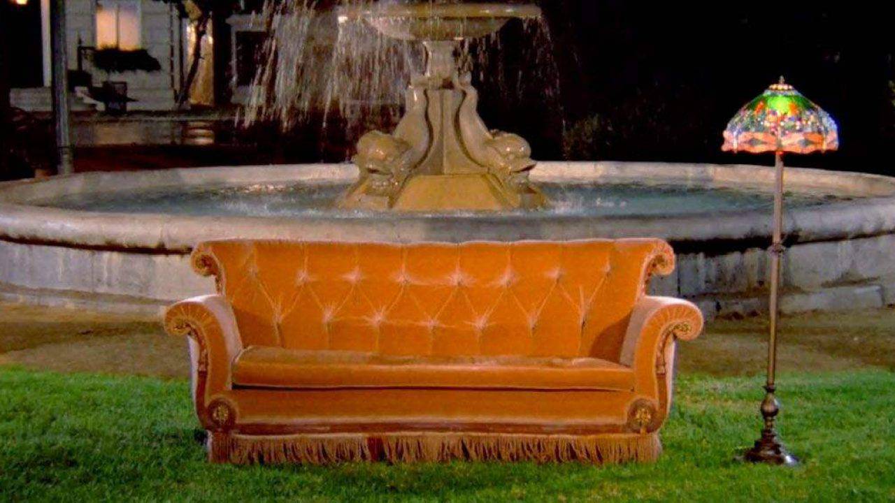 Il divano davanti alla fontana della sigla della serie TV "Friends".