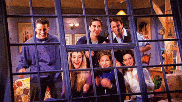 I protagonisti di Friends applaudono guardando fuori dalla finestra.