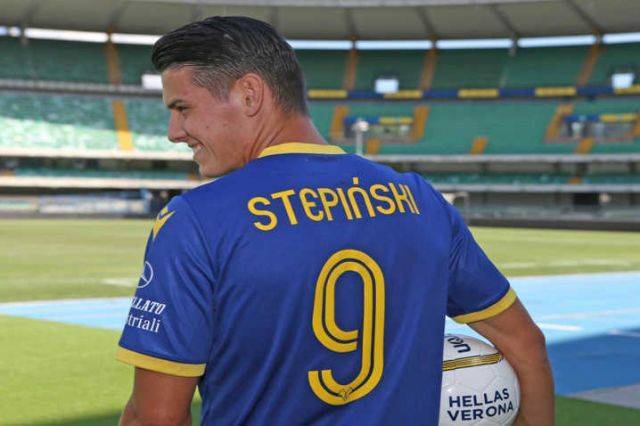 La presentazione di Stepinski, nuovo attaccante del Verona. 