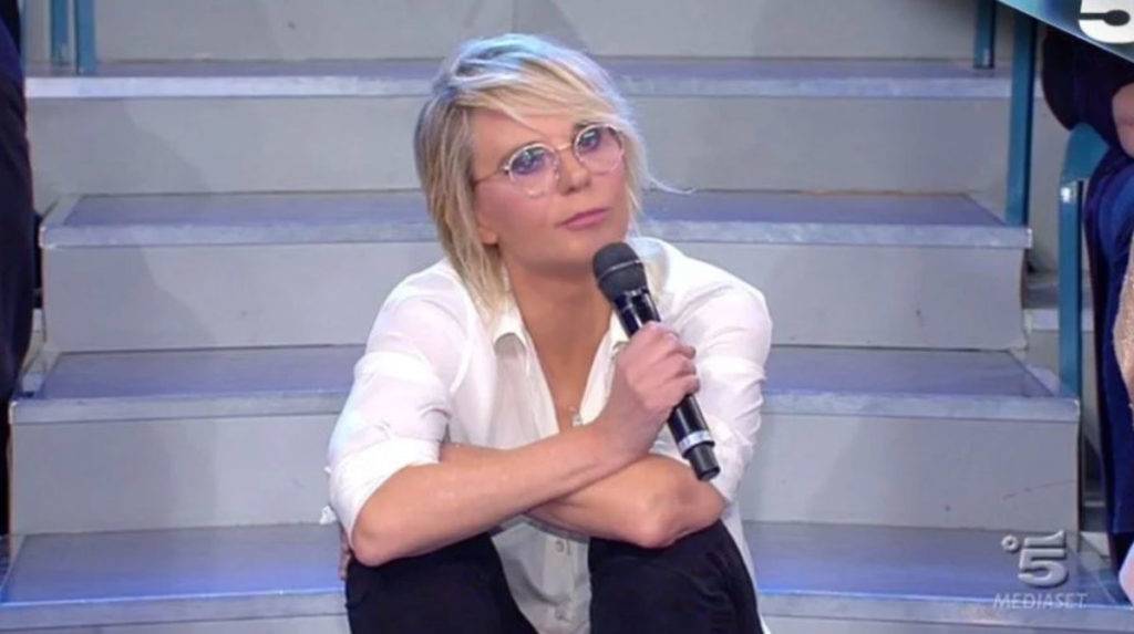 Maria De Filippi sugli scalini di Uomini e Donne - Photo Credit: solodonna.it