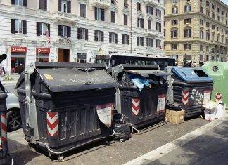 Degrado urbano: a Casal de’ pazzi il parco viene pulito dai cittadini ma l’Ama non passa Degrado urbano
