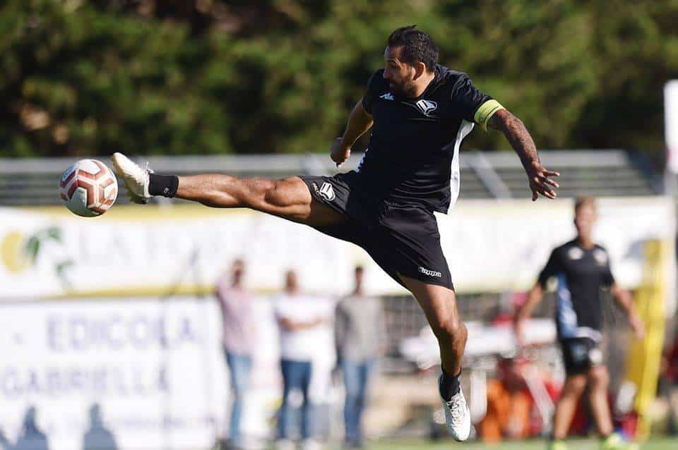 Mario Alberto Santana arpiona un pallone