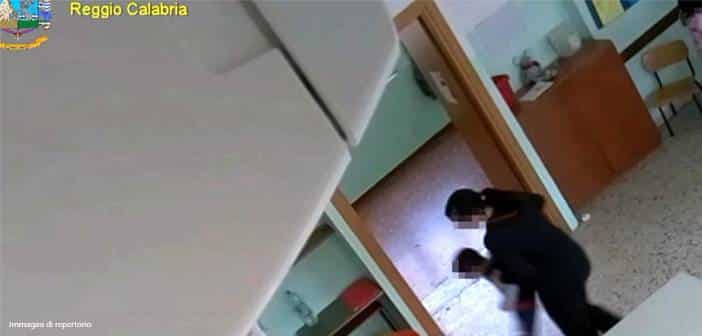 “Siete stupidi e maiali”. Alunni picchiati e umiliati