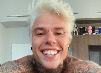 I 30 anni di Fedez nel deserto dell’Oman