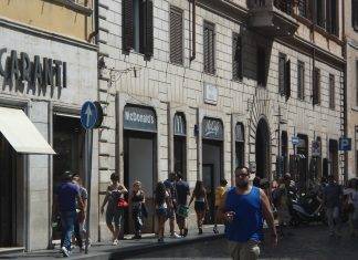 Sciopero McDonald’s a Roma, dipendenti costretti a mangiare i menù Sciopero McDonalds