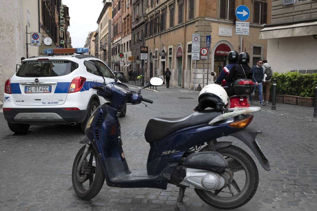 Ladro di scooter romano colto sul fatto, poi simula un malore nel commissariato Arrestato ladro di scooter