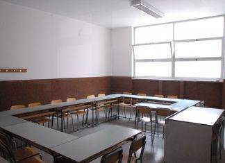 Scuola chiusa da 8 mesi ma i lavori non partono: “Il Comune ci ignora”
