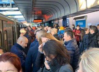 Roma-Lido: ennesimo guasto della linea ferroviaria La protesta dei pendolari della tratta Roma-Lido