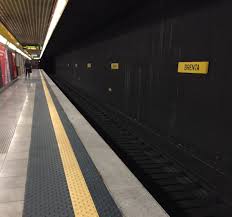 Milano, un 52enne si suicida in metropolitana La stazione di Corvetto (Wikipedia)