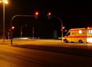 Incidente stradale a Pescara, ambulanza si schianta contro un muro Ambulanza