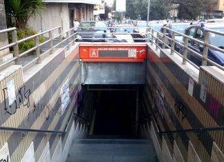 Protesta dei negozianti in flash mob: “Metro in rosso, Natale in bianco”