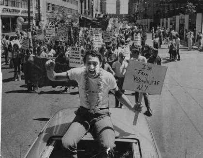 Harvey Milk durante una manifestazione