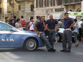 Finti poliziotti rapinano famiglia in casa, criminali ancora in fuga