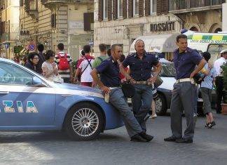 Finti poliziotti rapinano famiglia in casa, criminali ancora in fuga