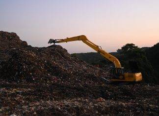 Emergenza rifiuti, la Raggi firma un’ordinanza : i rifiuti nella discarica di Civitavecchia