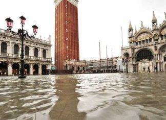 Venezia, edicola sprofonda tra le onde: raccolti 16mila euro per sostenere Walter Mutti
