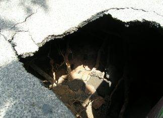 Una gigantesca voragine divora via Pereira, il Municipio XIV sprofonda ancora