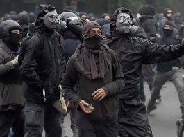 Francia: black bloc in piazza contro la riforma delle pensioni