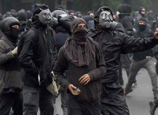 Francia: black bloc in piazza contro la riforma delle pensioni