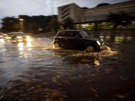 Bomba d’acqua su Roma, problemi di viabilità e stazioni metro chiuse Maltempo Roma problemi viabilità