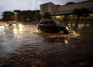 Bomba d’acqua su Roma, problemi di viabilità e stazioni metro chiuse Maltempo Roma problemi viabilità