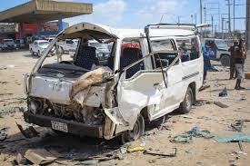 Somalia, esplode un’autobomba a Mogadiscio: almeno 76 morti Un minibus distrutto dall'esplosione (Gazzetta del Sud)