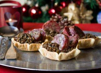 Perché si mangiano le lenticchie a Capodanno? Storia, significato e tradizioni Cotechino e lenticchie