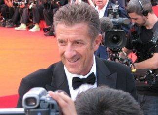 Ezio Greggio contro un hater via twitter: “Sembri una rolata di vitello”