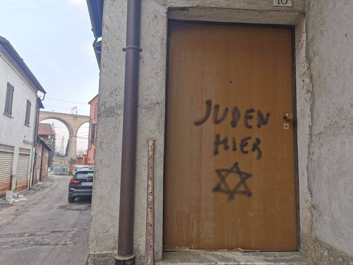 scritta antisemita, fonte unionemonregalese.it
