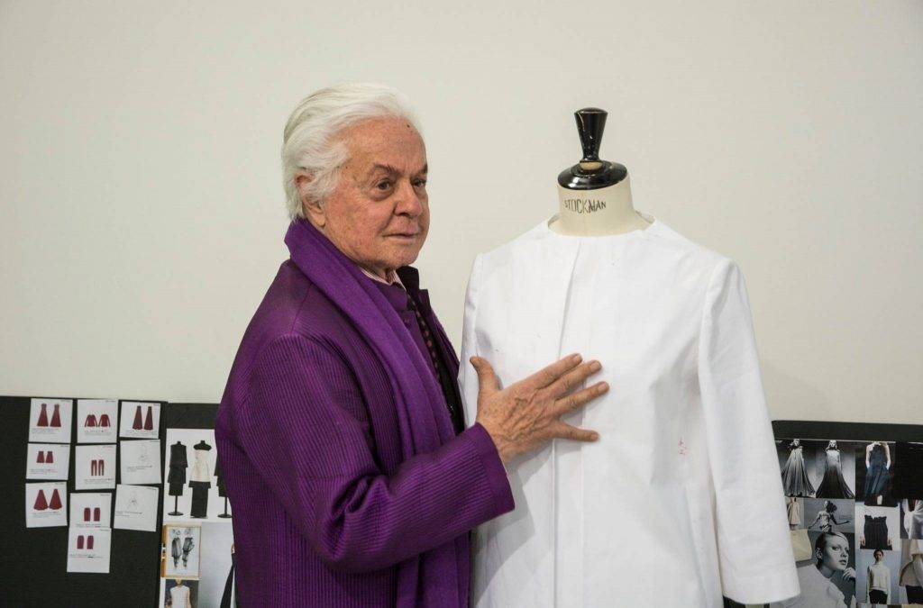 Les Étoiles 2020: Roberto Capucci con uno dei suoi abiti - Photo Credit: Fashion Network