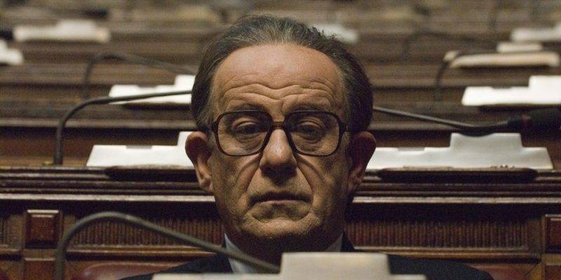 Toni Servillo nei panni di Giulio Andreotti ne "Il divo" - immagine web