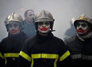 Parigi: pompieri manifestano truccati da Joker pompieri joker fonte quotidiano.net
