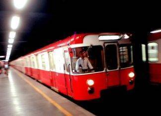 Metro Rossa di Milano, una donna tenta il suicidio