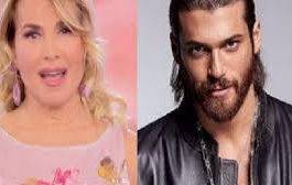 Can Yaman sarà ospite a “Live non è la D’Urso” can yaman d'urso