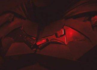 Robert Pattinson con il nuovo costume di Batman