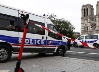 Un attacco all’università di Evry a Parigi