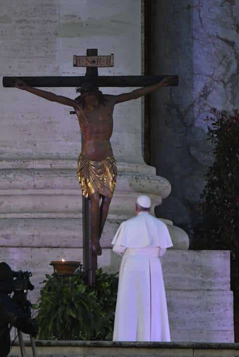 Coronavirus, Papa Francesco in preghiera in una piazza San Pietro deserta