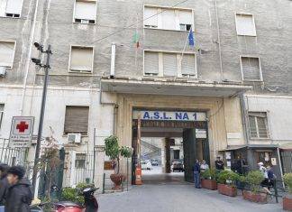 Napoli, muore durante tentata rapina, parenti devastano pronto soccorso