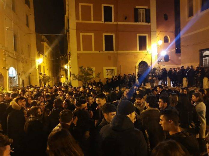 Assembramento di Persone Assembramento di Persone