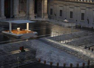 In un silenzio agghiacciante la benedizione di Papa Francesco