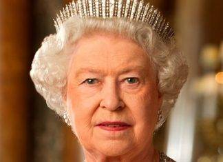La Regina Elisabetta si rifugia a Windsor | Il suo look fa notizia La Regina Elisabetta