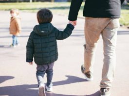 Coronavirus, nuova circolare del Viminale: consentite le passeggiate genitore-figlio nuova circolare