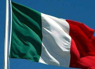 Pagare una tassa per esporre la bandiera italiana? Nuova bufala su Whatsapp nuova bufala Whatsapp