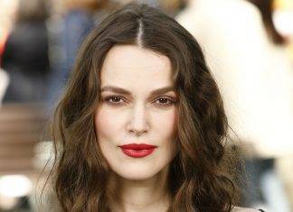 La bella e selvaggia Keira Knightley suona con “i denti”